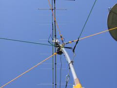 Fast gerade - Antenne und Mast