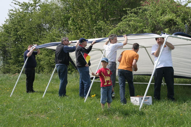Zelte brauchen schon Manpower